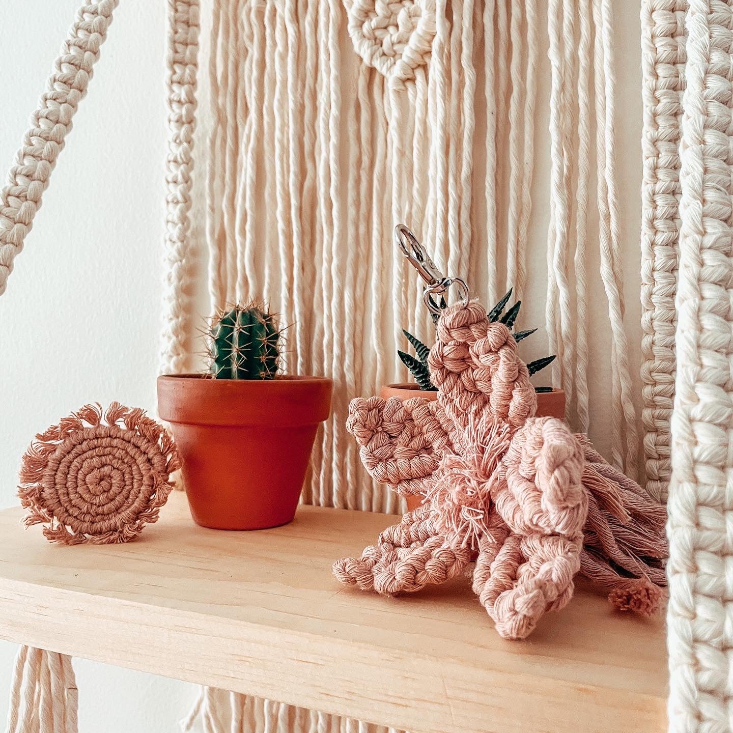 TOTIE - macrame tablet